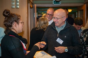 Personen beim Empfang mit Unterschriftenliste.