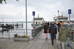 Steg am Chiemseeufer mit zwei Schiffen.