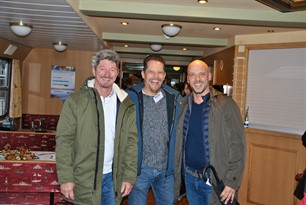 3 Personen in der Schiffs-Innenkabine.