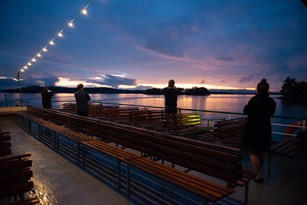 Stimmungsvolles Abendbild - Blick vom Schiff aus über den Chiemsee.