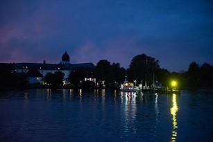 Stimmungsvolles Abendbild - Blick auf die Fraueninsel (Chiemsee).