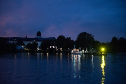 Stimmungsvolles Abendbild - Blick auf die Fraueninsel (Chiemsee).