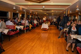 Innenaufnahme des Chiemsee-Schiffs Irmingard mit Passagieren.