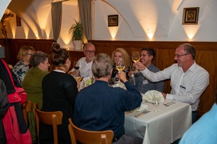 Aufnahme einer Tischrunde beim Abendessen.