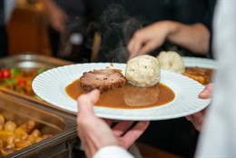 Aufnahme beim Buffet - Schweinebraten mit Kloß.