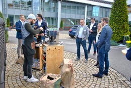 Kaffeebarista im freien mit wartenden Personen.