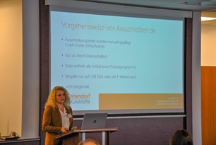 Aufnahme Frau Vera Heckmann bei Ihrem Vortrag zum Thema AUSSCHREIBEN.DE.