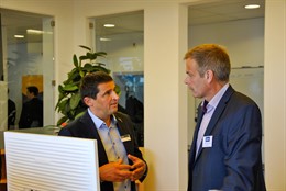 Herr Stephan Michelon im Gespräch mit einem Kunden.