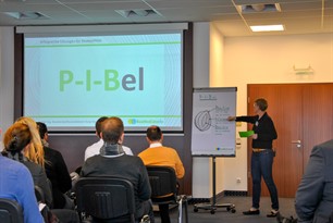 Aufnahme Frau Dipl.-Ing. Tanja Hauptstock beim Vortrag zum Thema Lösungen für Baukonflikte.