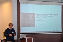 Aufnahme Herr Dipl. Ing. MAS CAAD (ETH) Arch. Jakob Przybylo beim Vortrag zum Thema BIM.