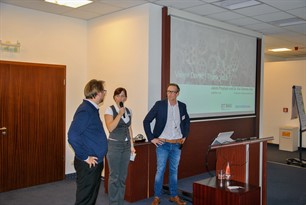 Herr Dipl. Ing. MAS CAAD (ETH) Arch. Jakob Przybylo, Frau Natalie Henning und Herr Dr. Kai Oberste-Ufer beim Vortrag zum Thema BIM.