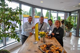 Kunden und Mitarbeiterin im Foyer der ORCA Software GmbH,