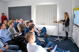 Aufnahme Auditorium und Referentin während eines Workshops im Rahmen des 13. AUSSCHREIBEN.DE Tages.