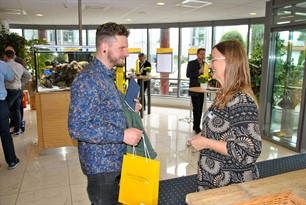 Verabschiedung eines Kunden mit Geschenkübergabe.