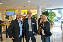 Kunden und Mitarbeiter im Foyer der ORCA Software GmbH.